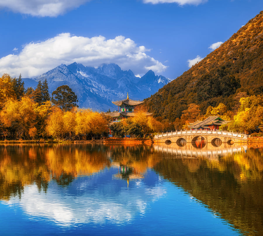 lijiang azul en un atardecer.
